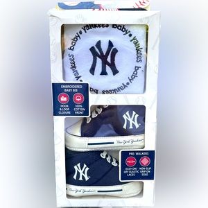 New York Yankees Baby Bib and Pre Walker Shoe set NEW